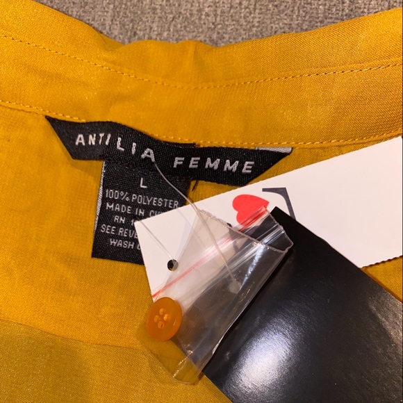 NWT Yellow Gold Blouse with Pleated Bib - Picture 3 of 4